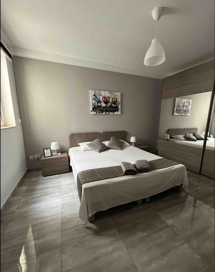 F10 Room 1, Private Double Room With Private Bathroom In Shared Flat Мсида Экстерьер фото